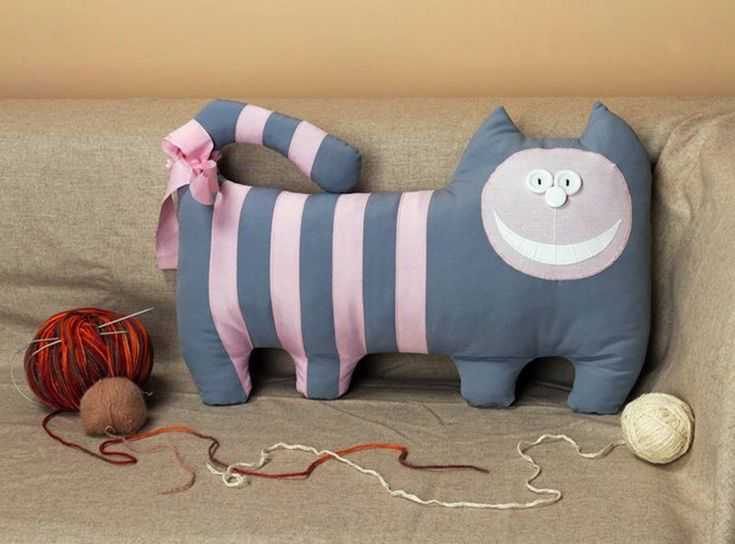 Как сделать декоративную подушку-кошку своими руками: выкройки для пошива из ткани, фото готового изделия, пошаговая схема выполнения, обучающее видео